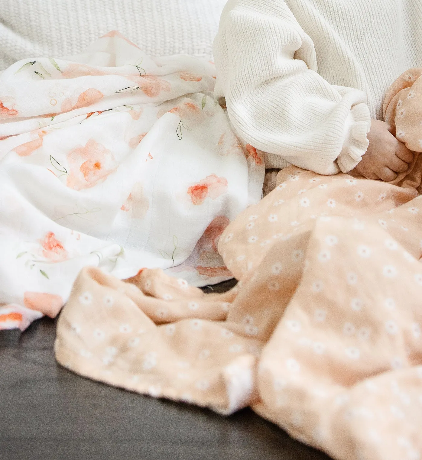 Emma Kate Co. Baby Swaddle - Daisies